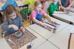 Uczniowie klasy pierwszej wzięli udział w warsztatach ceramicznych 