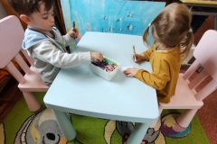 Wizyta Żabek w bibliotece 