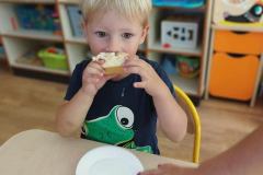 Żabki  postanowiły upiec pyszne ciasto z jabłkami 